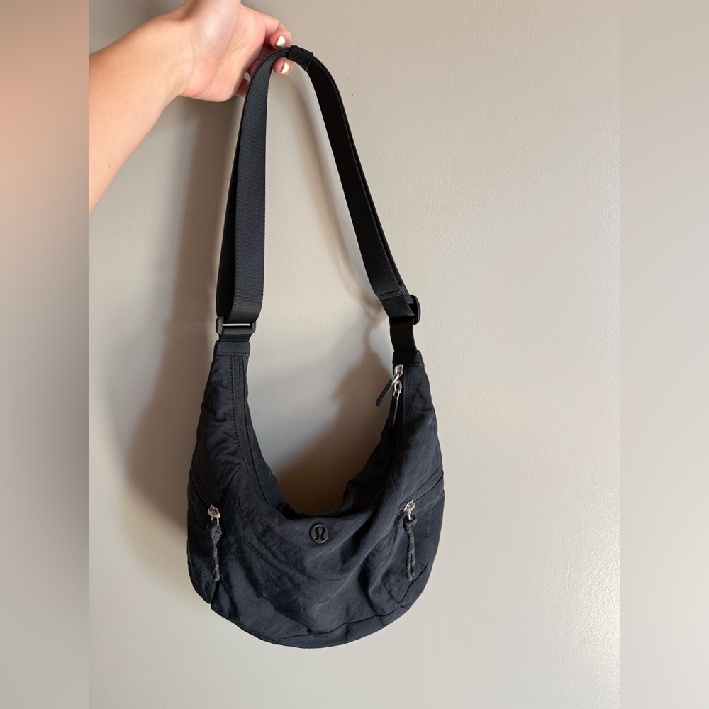 Lululemon Slouchy Sling Bag 6L - Picture 2 of 3